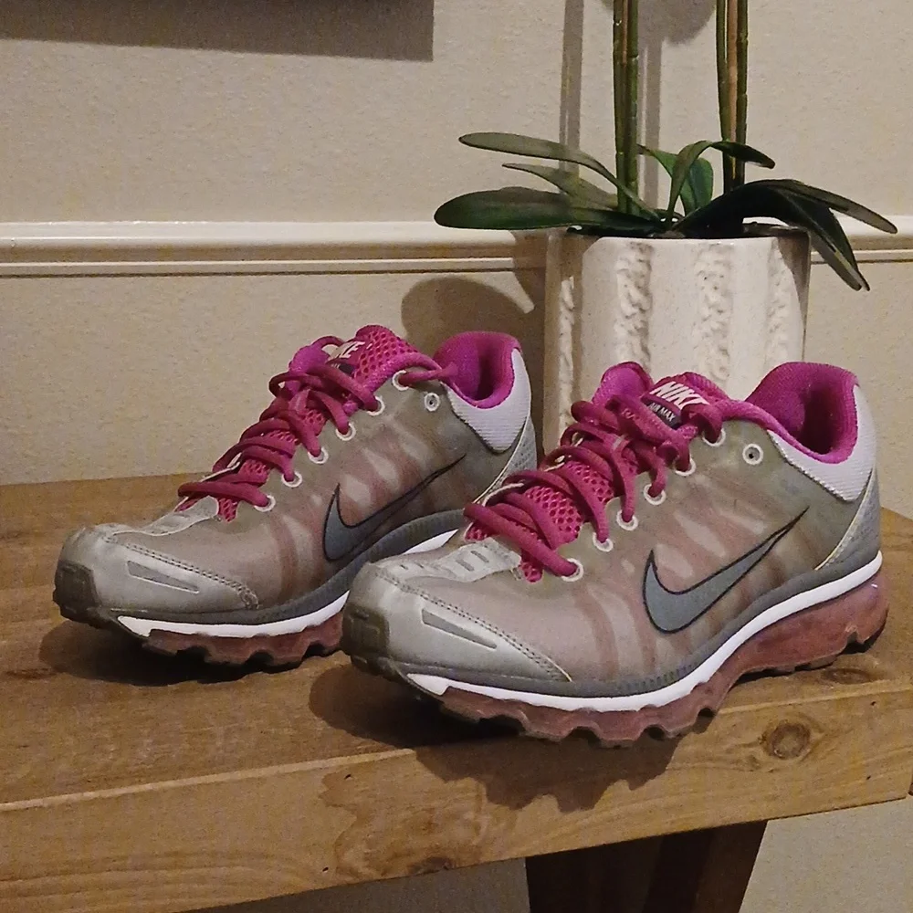Nike Air Max Women's Pink And Gray Running Shoes Sneakers. Size 8 - Picture 4 of 17